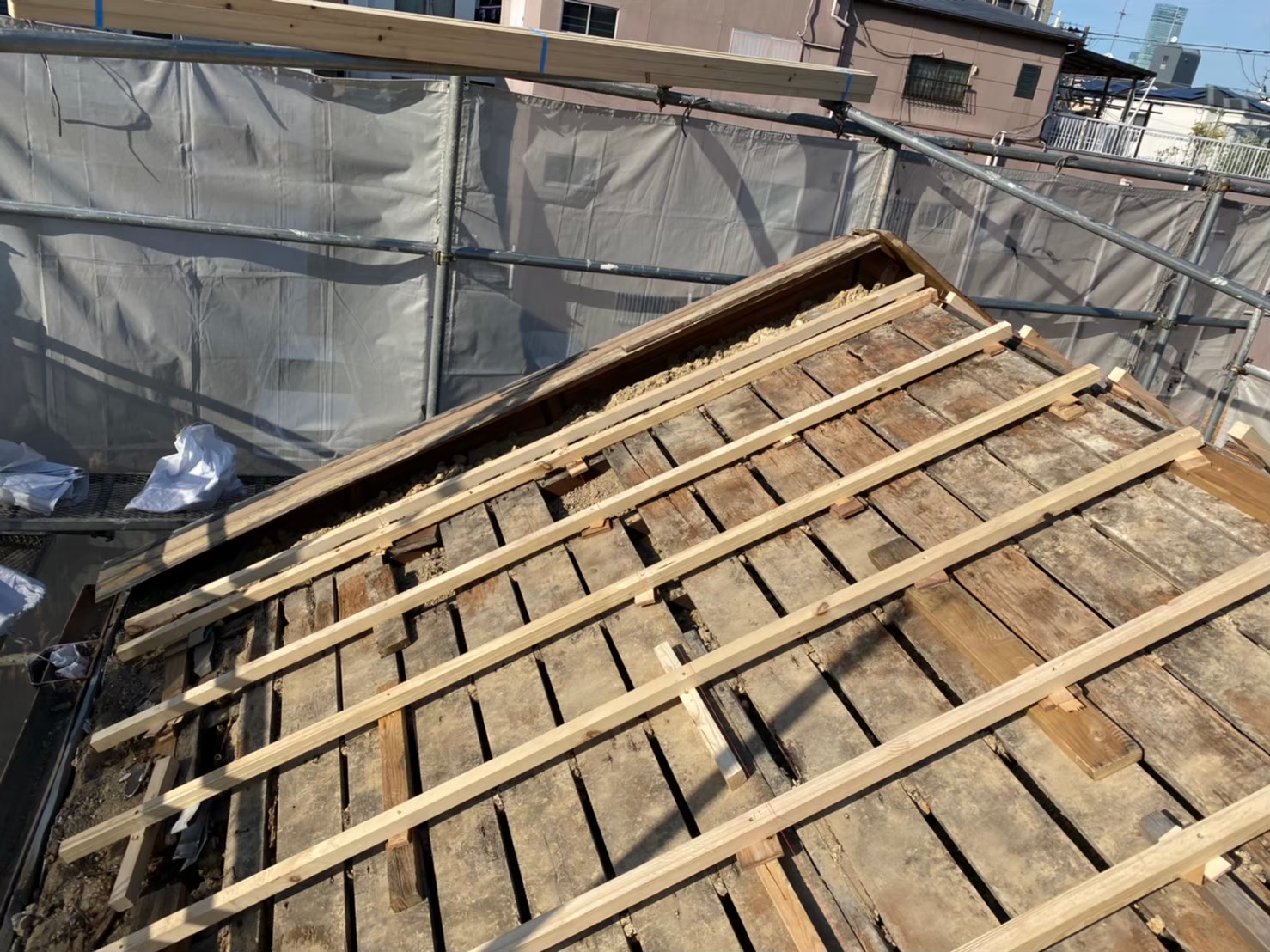 補強垂木で不陸調整